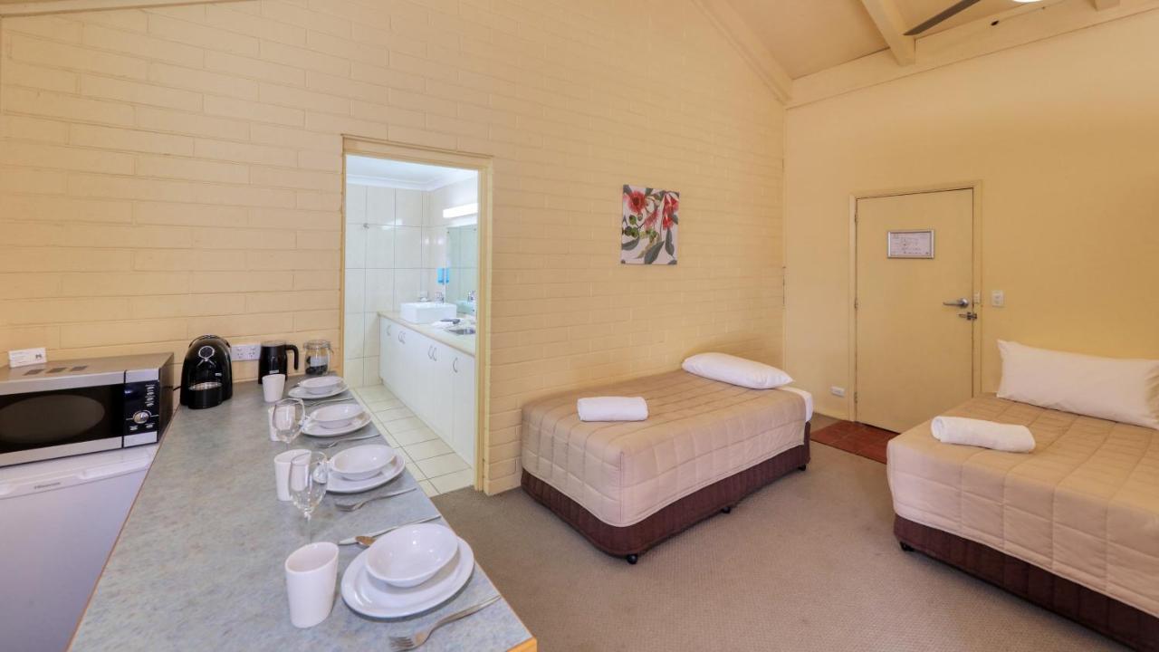 Motel Meneres Corowa Exterior photo