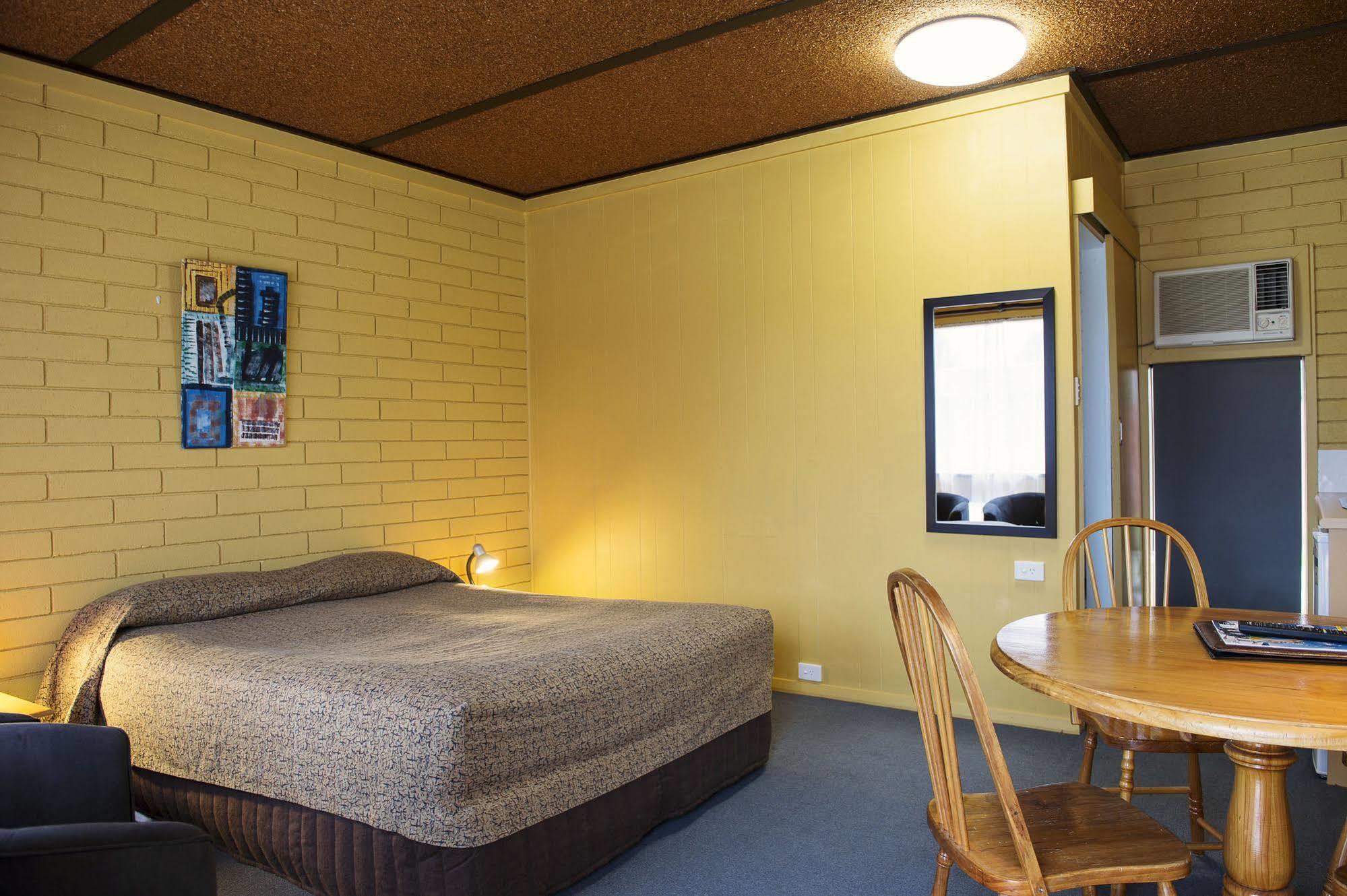 Motel Meneres Corowa Exterior photo